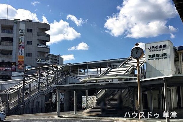 JR石山駅「京都」駅まで乗車約15分、「大阪」駅まで乗車約45分で到着し、京阪石山駅への乗り換えも便利です。日本三古橋の一つとして知られる瀬田唐橋まで徒歩15分です。 650m