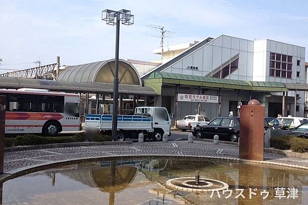 JR瀬田駅周辺にはコンビニや銀行、お買い物に便利な商業施設が揃う生活至便な環境です。近江一の宮といわれる建部大社まで車で7分、観光スポットへのアクセスも良好です。 1900m