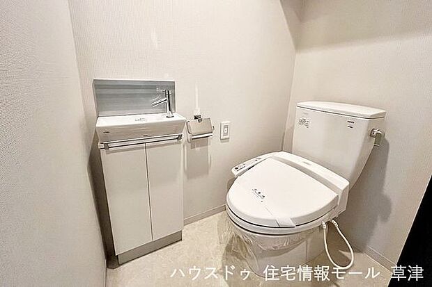 来客時にも利用しやすい手洗い場付のトイレです。
