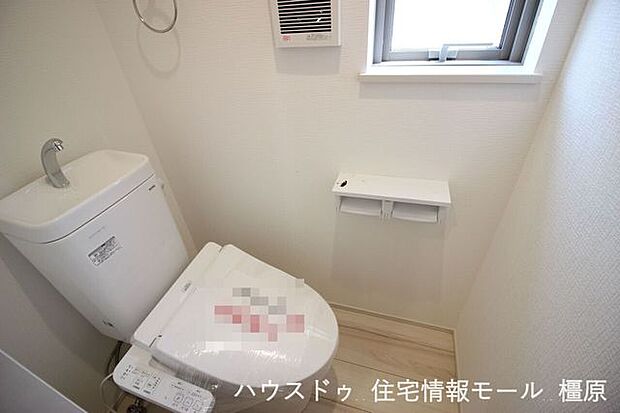 2か所のトイレは朝の混雑緩和に活躍します。1・2階共に温水洗浄便座を完備しました。