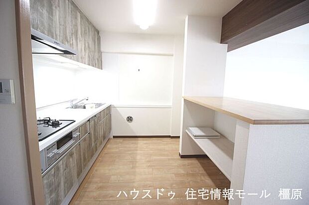 キッチンは壁付けで煙やにおいがお部屋に移りにくい配置。カウンターは配膳台や収納スペースとして便利利用できます。