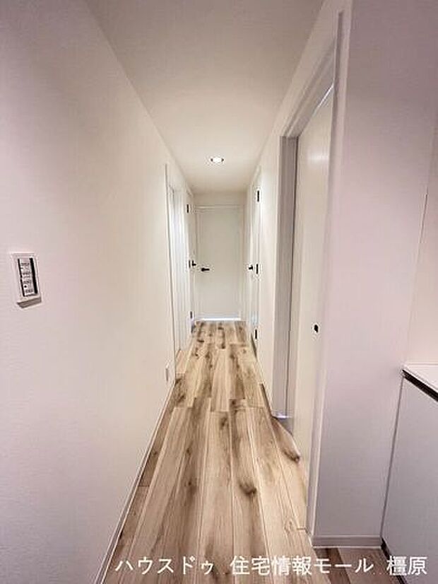 廊下部分もクロスと床材を貼替済です。