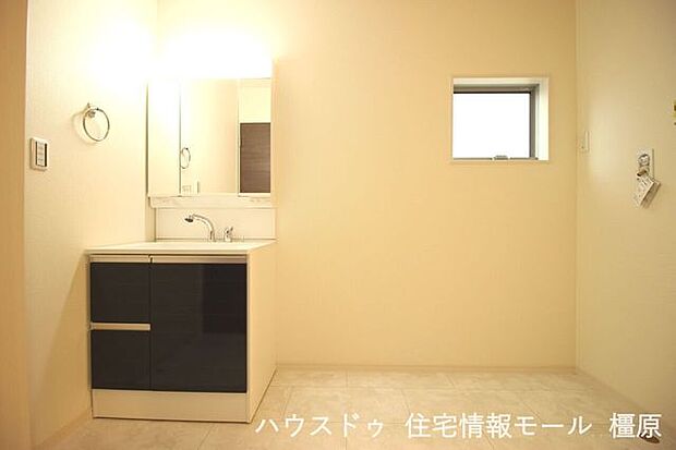 キッチンと廊下側の2か所から出入りできる便利な間取り。暮らしを快適に変えるシャワー付洗面台です。