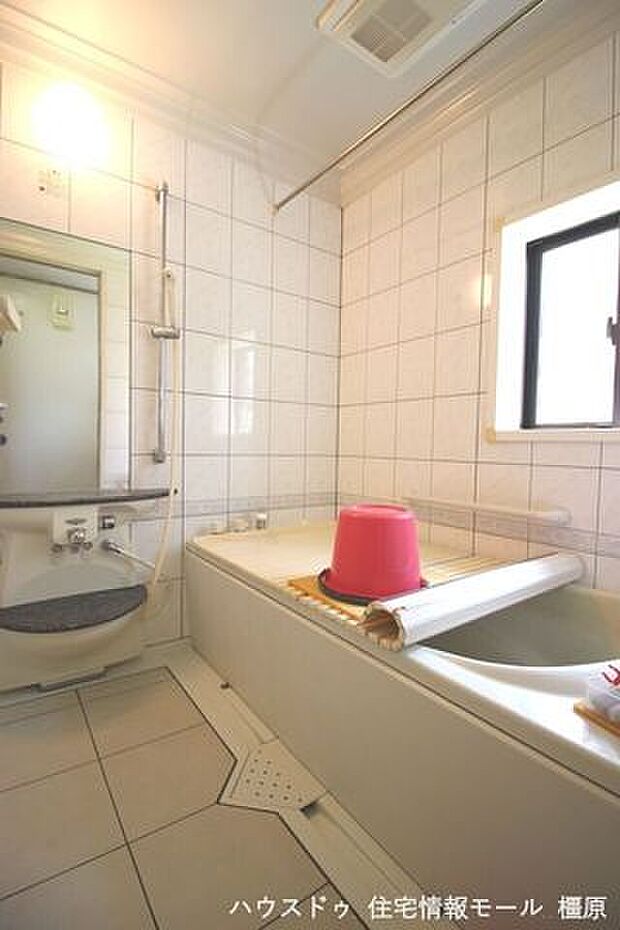 足を伸ばしてくつろげる1坪サイズの浴室。浴室乾燥機・追い焚き機能を完備しております。