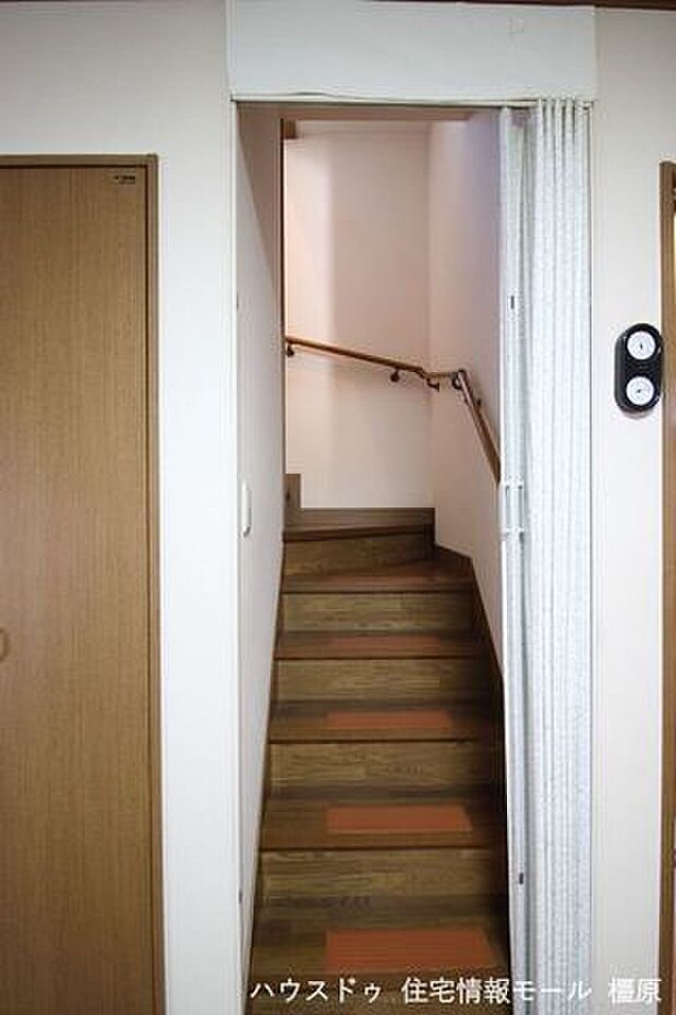 階段は手すり付きでお年寄りやお子様も安心。建具を設置し、お部屋の冷暖房効率を損ないません。