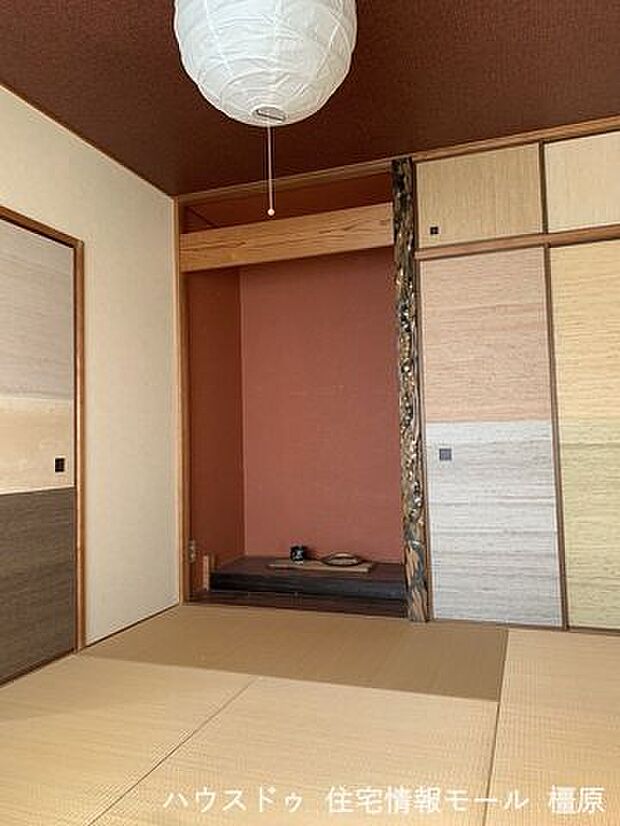 床の間のある和室はモダンな印象の襖とクロスにリフォームされております。