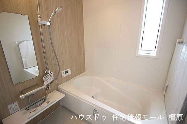 半身浴もゆっくり楽しめる1坪の広々浴室。浴室乾燥機・追い焚き機能を完備しております。