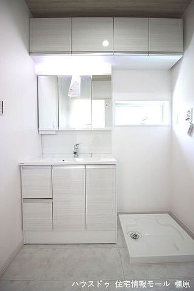 ゆとりの洗面スペースで朝の身支度もスムーズに。暮らしを快適に変えるシャワー付洗面台です。