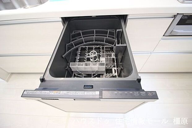 食器洗浄乾燥機は、家事の負担を軽減します。高温のお湯と水圧で洗浄し、手洗いよりも清潔です