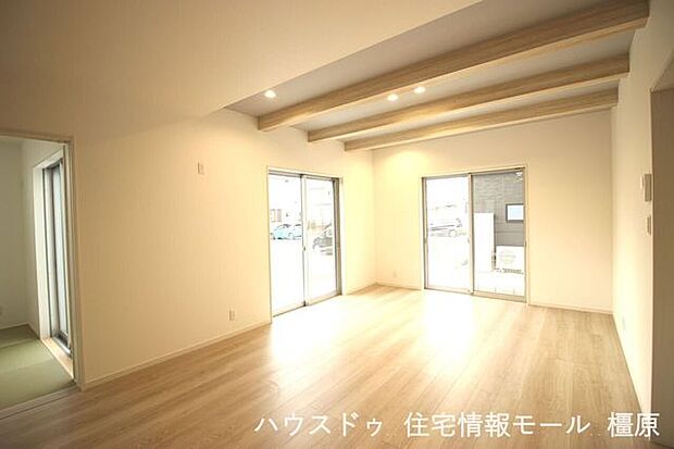 天井は見せ梁とダウンライトを採用。シーリングライトにホコリが溜まる事も無くお掃除の手間が省けます。