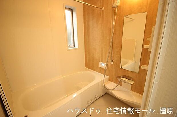 ベンチタイプの浴槽は高齢者や小さなお子様の入浴に便利です。お湯が少なく済むため、節水・省エネにもつながります。