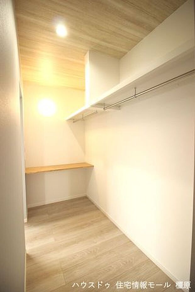 ウォークインクローゼットは洋服を掛けるだけでなく、物置などの大型収納としても活躍します。