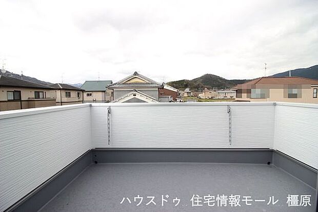 約6帖の南向きバルコニー。沢山の洗濯物もゆったり干せるワイドサイズです。