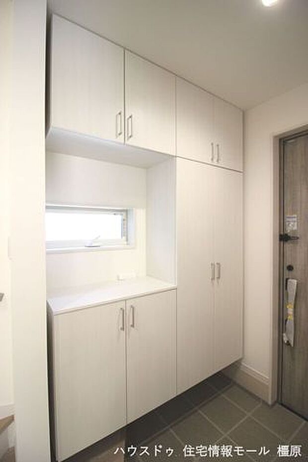 大容量のシューズボックスは60足程度入り、散らかりがちな場所の整理に役立ちます。