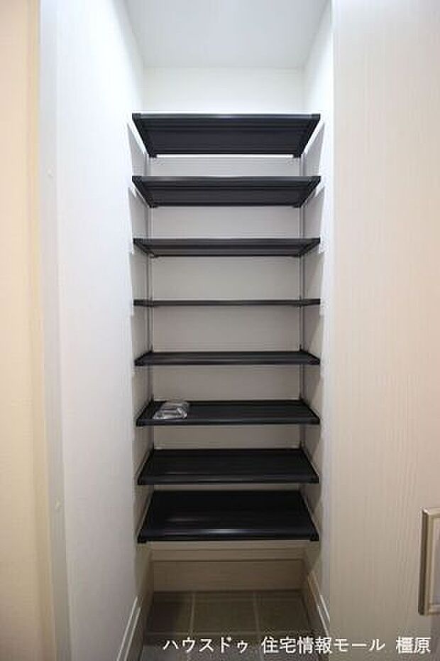 棚板は可動式。傘掛けもあり大変便利です。