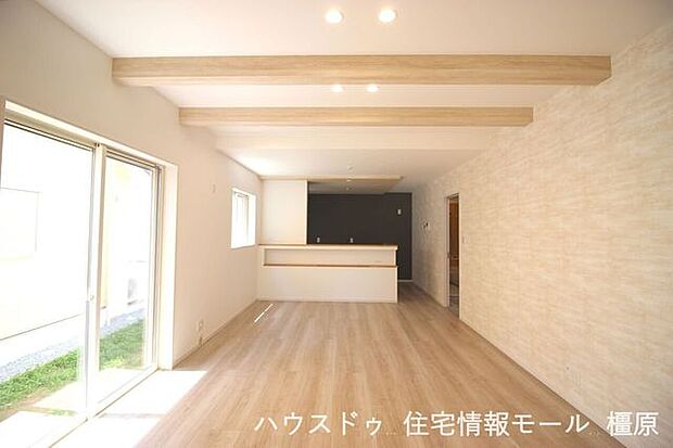 広々とした視線で料理ができる対面式キッチン。ご家族との会話も楽しめる空間となっています。