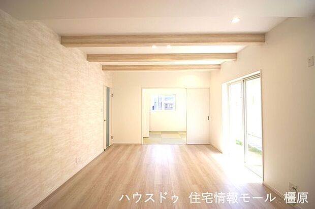 天井は見せ梁とダウンライトを採用。シーリングライトにホコリが溜まる事も無くお掃除の手間が省けます。