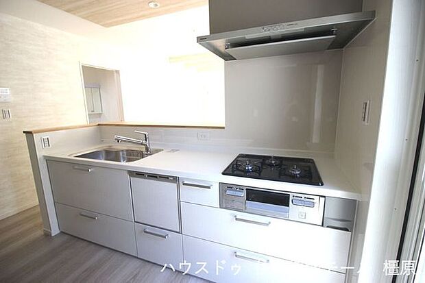 ご家族並んでお料理を楽しめる大型のシステムキッチン。3口コンロでお料理がはかどります。