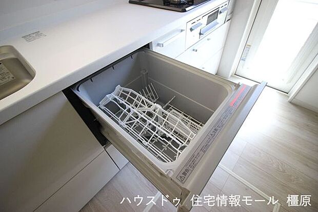 家事の負担を軽減する食器洗浄乾燥機。高温のお湯と水圧で洗浄し、手洗いよりも清潔です