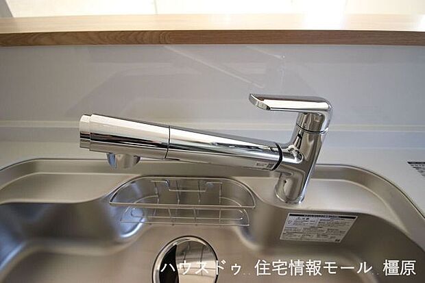 水栓一体型の浄水器は場所を取らずにきれいな水がいつでも利用できます(同仕様)