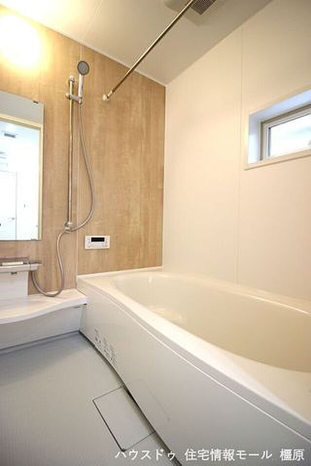 足を伸ばしておくつろぎ頂ける1坪サイズ。ベンチタイプの浴槽はお湯が少なく済むため、節水・省エネにもつながります。