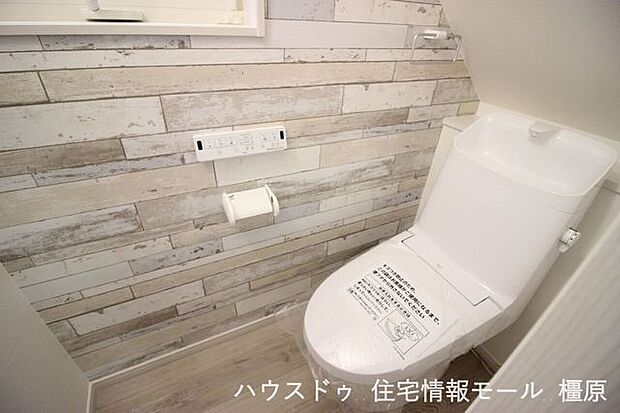 1・2階共に温水洗浄便座を完備しました。タンク一体型でお掃除楽々。いつも清潔に保てます。