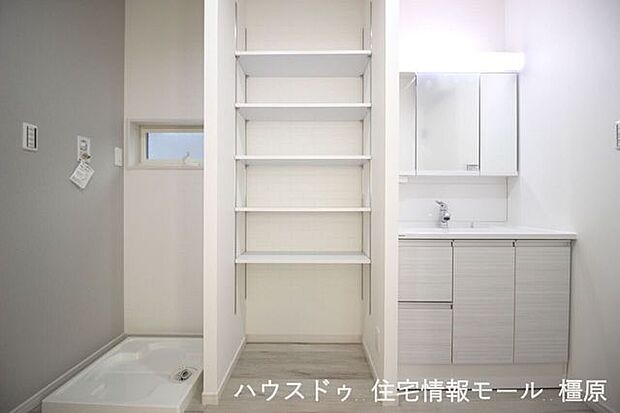 洗面室にも収納棚を配置。タオルや日用品の定位置にぴったりですね。