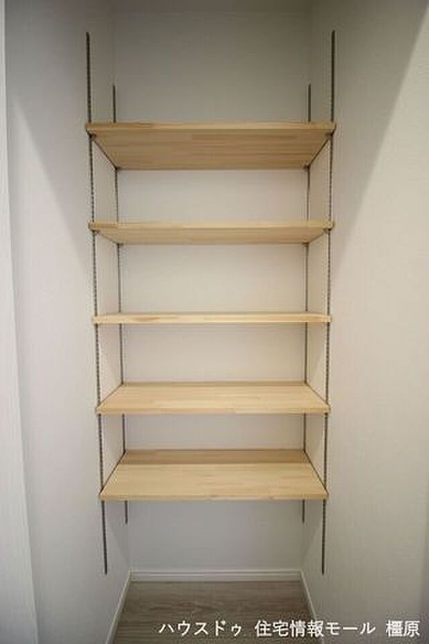 2階廊下にも収納を確保。わずかなスペースでも無駄にせず有効活用しています。