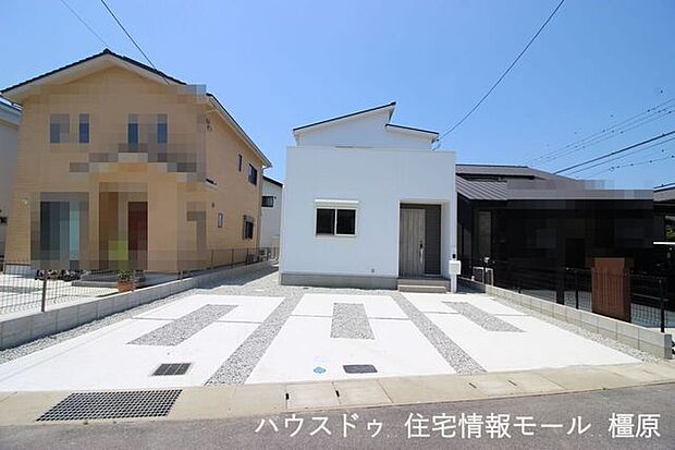 56坪の広々とした敷地。道路との高低差もございません。並列で3台駐車可能です