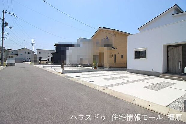 大規模開発分譲地内。前面道路幅は約6mあり、大型車でもスムーズに出し入れできます。