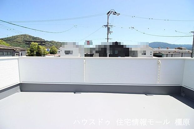 日差しがたっぷり降りそそぐ南向きバルコニー。冬場でもお洗濯物がしっかり乾きますね。