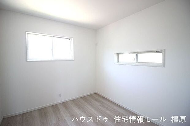 太陽の日射熱を50%以上カットできるLow-E複層ガラス。室内の温かさを逃がさず結露の抑制効果もございます。