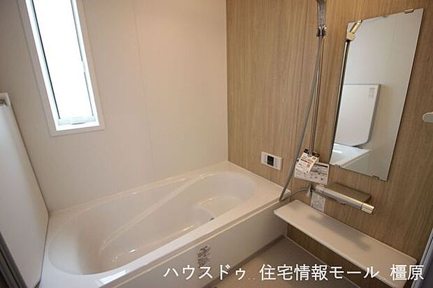 半身浴もゆっくり楽しめる1坪の広々浴室。ベンチタイプの浴槽はお湯が少なく済むため、節水・省エネにもつながります。