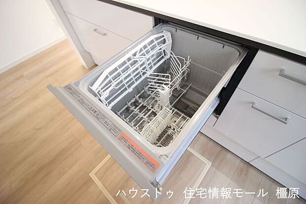 家事の負担を軽減する食器洗浄乾燥機。高温のお湯と水圧で洗浄し、手洗いよりも清潔です