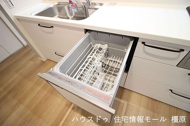 食器洗浄乾燥機は、家事の負担を軽減します。高温のお湯と水圧で洗浄し、手洗いよりも清潔です。
