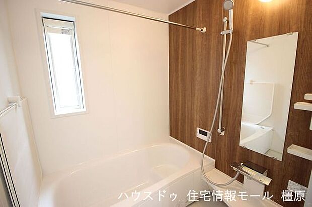 半身浴もゆっくり楽しめる1坪の広々浴室。浴室乾燥機・追い焚き機能を完備しております。