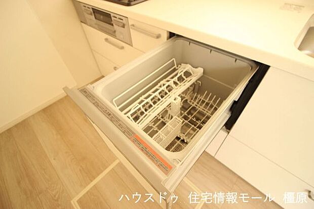 食器洗浄乾燥機は、家事の負担を軽減します。高温のお湯と水圧で洗浄し、手洗いよりも清潔です。