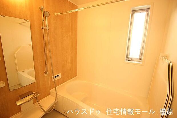 ベンチタイプの浴槽は高齢者や小さなお子様の入浴に便利です。お湯が少なく済むため、節水・省エネにもつながります。