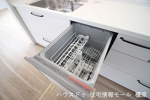 食器洗浄乾燥機を完備。高温のお湯と水圧で洗浄し、手洗いよりも清潔です。5人分の食器を一度に洗い流します。