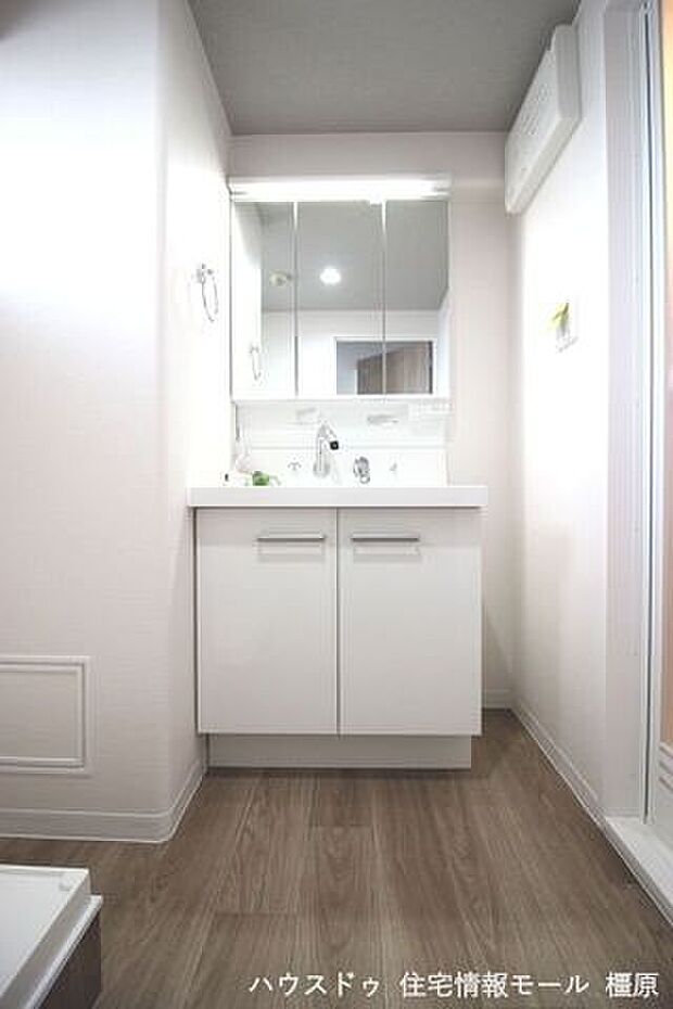 洗面台は便利なシャワー付きへ新調。床材やクロスも貼替済です。