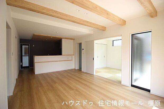 和室と合わせて22.5帖の大きな空間。ご家族の憩いの場にぴったりですね。