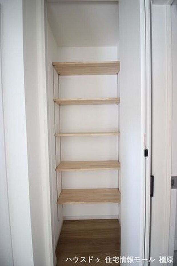 1・2階廊下にも収納を確保。棚板は可動式。お好きなレイアウトでご利用下さい。