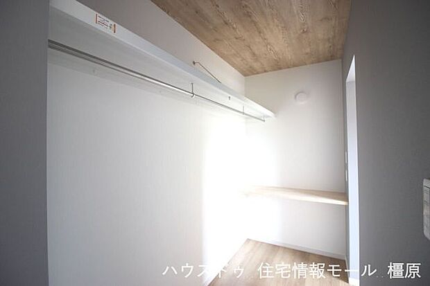 ウォークインクローゼットは洋服を掛けるだけでなく、物置などの大型収納としても活躍します。