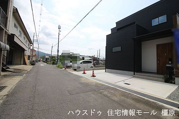 前面道路幅は約5.3ｍあり、大型車でもスムーズに出し入れできます。