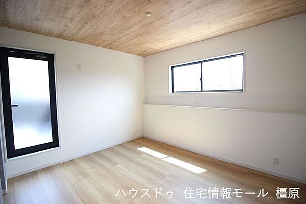 ベッドサイドに2か所コンセントを設置しました。ちょっとした配慮ですが就寝時のスマホ充電等に役立ちます。