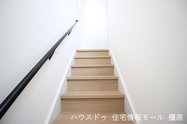 リビングを通る位置にあり、ご家族が自然と顔を合わせられる間取りです。