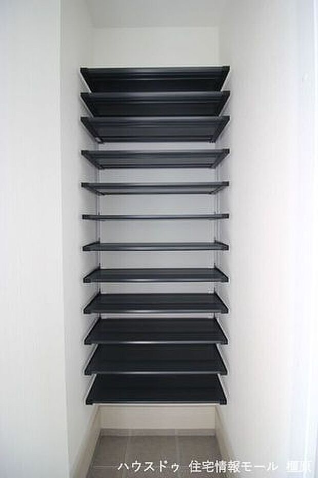 土間収納の棚は可動式。お好きなレイアウトでご利用下さい。