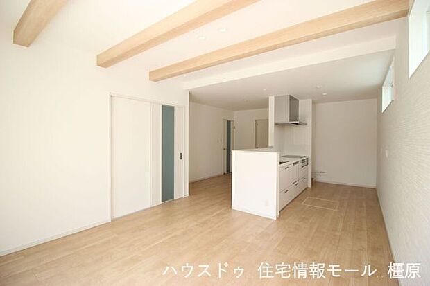 天井は見せ梁とダウンライトを採用。シーリングライトにホコリが溜まる事も無くお掃除の手間が省けます。