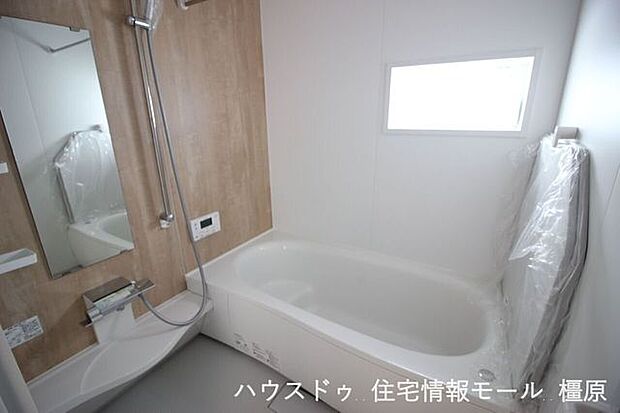 半身浴もゆっくり楽しめる1坪の広々浴室。ベンチタイプの浴槽はお湯が少なく済むため、節水・省エネにもつながります。