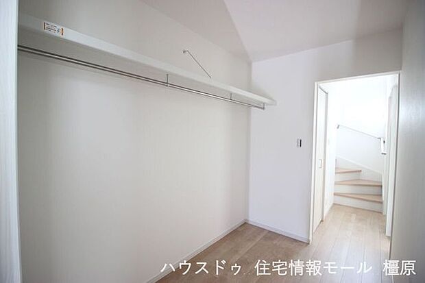 ご家族の衣類を1か所に集める事で家事の時短に役立つ嬉しいスペースです。